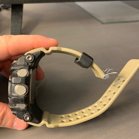 I attempted to replace the batteries. the watch is not water proof anymore. - Picture 3 of 5